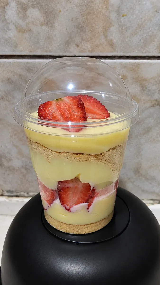 Copo de ninho com morango 